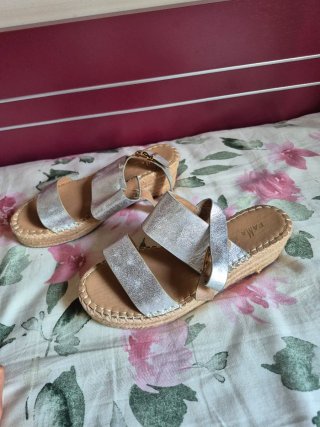 Sandalias cuña plateadas