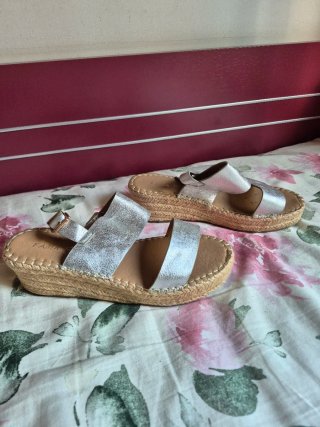 Sandalias cuña plateadas
