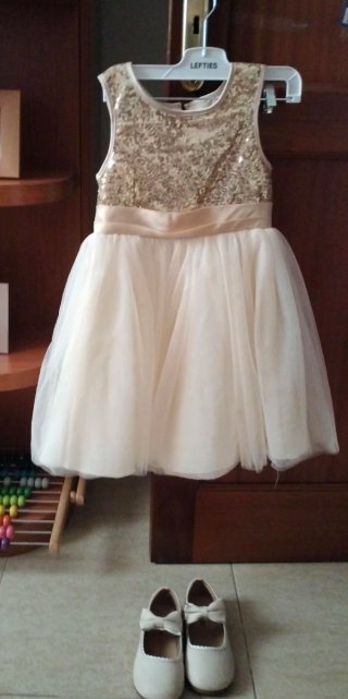 Vestido y zapatos de fiesta dorados y blancos