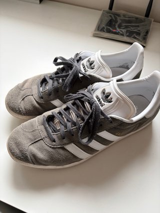 Adidas Gazelle grises y blancas