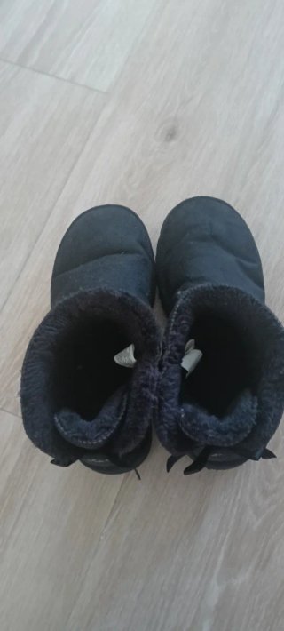 Botines UGG negros con lazo