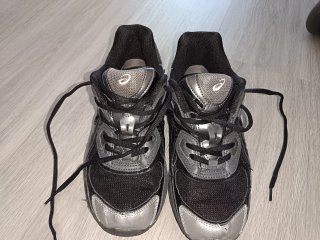 Zapatillas Asics Negras y Plateadas