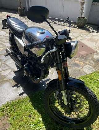 Moto Raw 125 Naked negra y Plateada