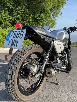 Moto Raw 125 Naked negra y Plateada