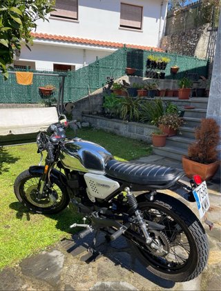 Moto Raw 125 Naked negra y Plateada