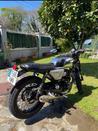 Moto Raw 125 Naked negra y Plateada