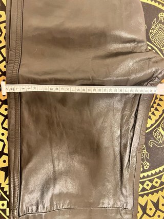 Pantalón de cuero negro