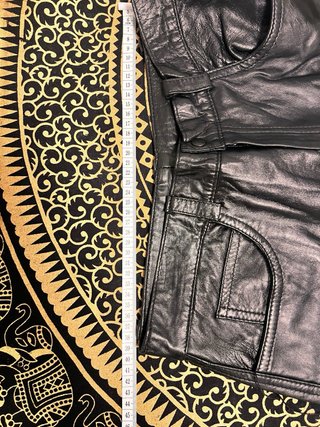 Pantalón de cuero negro