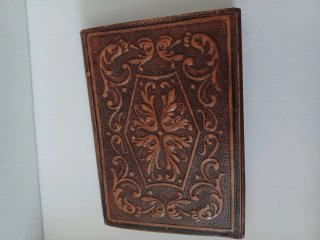 Cartera de piel con relieve detalle Cibeles