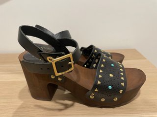 Sandalias tacón madera negras y marrones