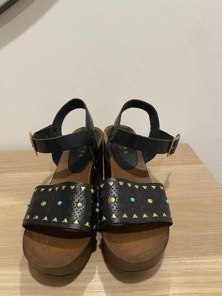 Sandalias tacón madera negras y marrones