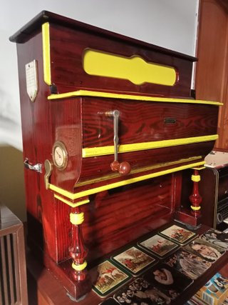 Organillo a manivela antiguo
