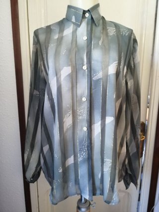 Blusa gris plateada satinada ligera
