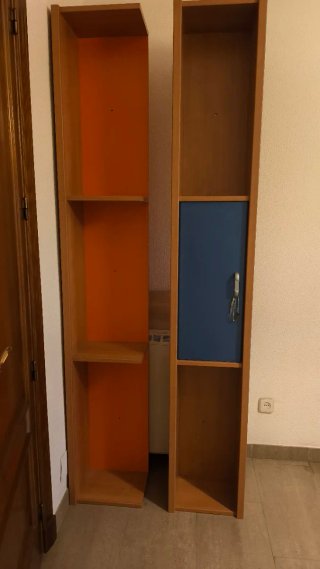 Estantería madera azul y naranja