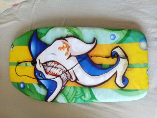 Tabla de surf infantil tiburón No es de fibra.