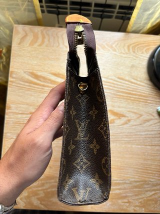 Pochette in monogram marrone