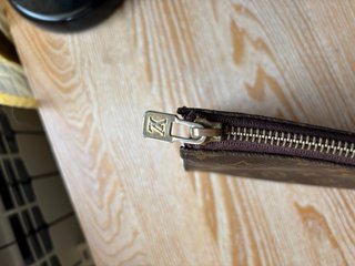 Pochette in monogram marrone