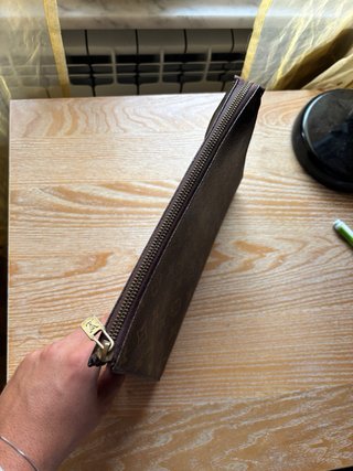 Pochette in monogram marrone