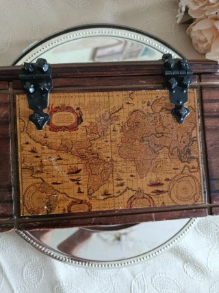Caja joyero de madera con forma de libro - Mapa