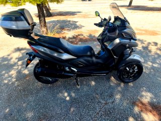 Yamaha Tricity 300 gris oscuro/plata del año 2023