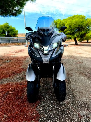 Yamaha Tricity 300 gris oscuro/plata del año 2023