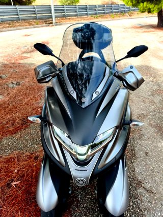 Yamaha Tricity 300 gris oscuro/plata del año 2023