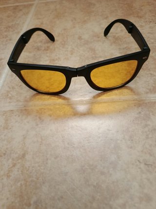 Gafas de visión nocturna negras y amarillas