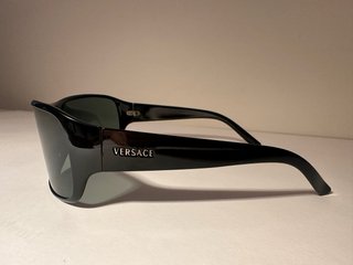 Occhiali da sole Versace Y2K neri e dorati
