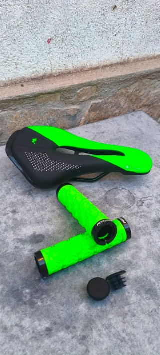 SILLÍN DE GEL Y PUÑOS EN VERDE.