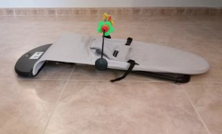 Mecedora para bebé con juguete