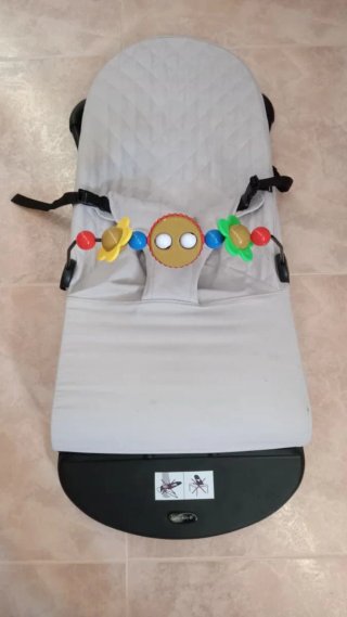 Mecedora para bebé con juguete