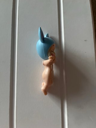 Sonny Angel con orejas de conejo azul