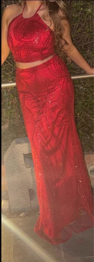 Vestido de fiesta rojo con pedrería