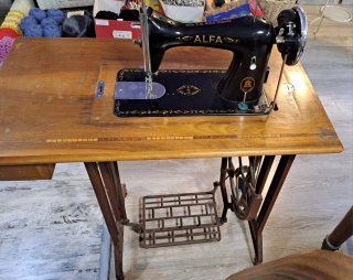 Máquina de coser Alfa antigua