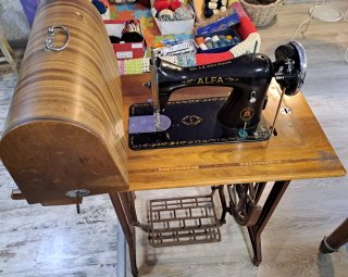 Máquina de coser Alfa antigua