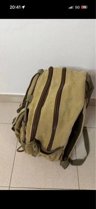 Mochila compartimentada beige y marrón
