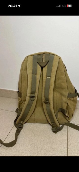Mochila compartimentada beige y marrón
