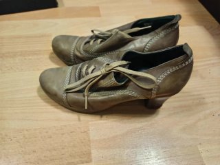 Botines de piel marrones con cordones