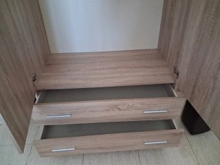 Armario de madera con tiradores metálicos