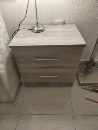 Armario de madera con tiradores metálicos