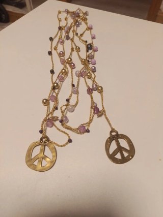 Collar con dijes de paz y perlas