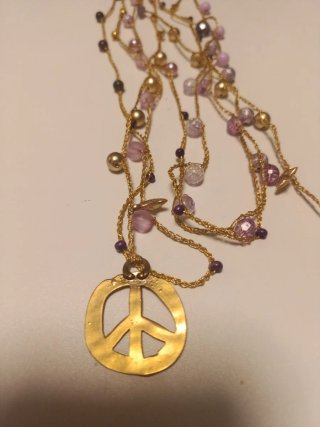 Collar con dijes de paz y perlas