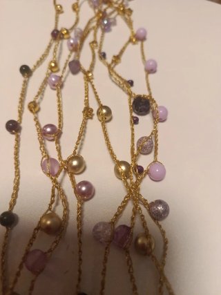 Collar con dijes de paz y perlas