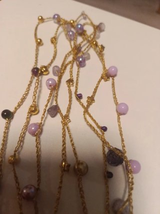 Collar con dijes de paz y perlas
