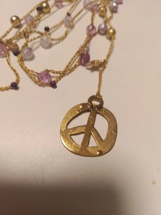 Collar con dijes de paz y perlas
