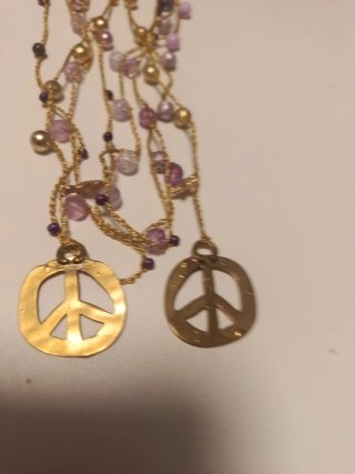 Collar con dijes de paz y perlas