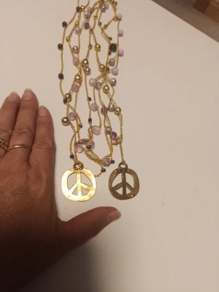 Collar con dijes de paz y perlas