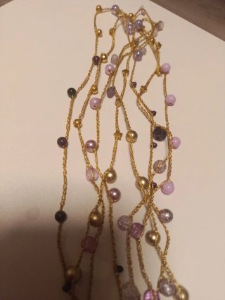 Collar con dijes de paz y perlas