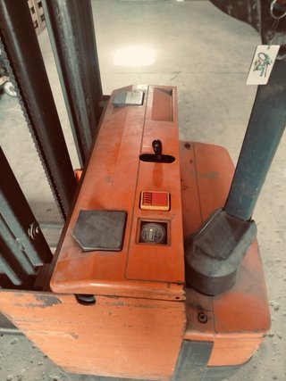 Estanterías industriales y apilador