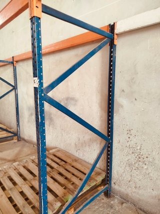 Estanterías industriales y apilador